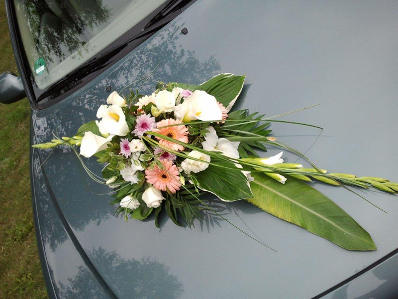 Hochzeitsauto - Die richtige Blumendeko