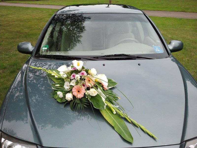 Hochzeitsauto mit Blumendeko