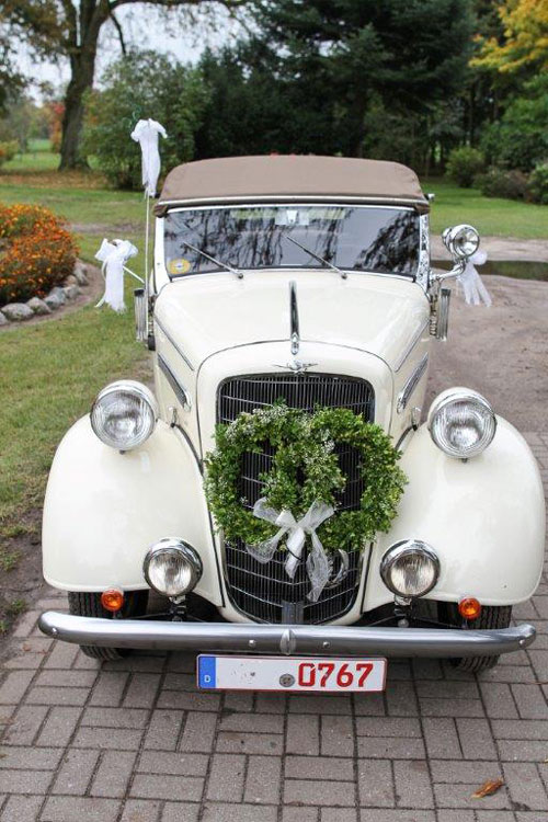 Exklusives Hochzeitsauto mit Blumendeko