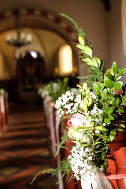 Blumendekoration in der Kirche - Hochzeitsfloristik in Schwerin